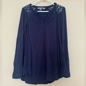 GREAT CONDITION! Daniel Rainn. Lace navy long sleeve tshirt w rollup sleeves.